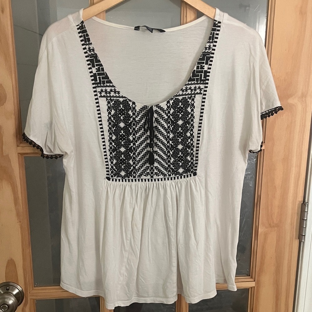 AE Embroidered Boho Blouse cream & black short sleeve size large